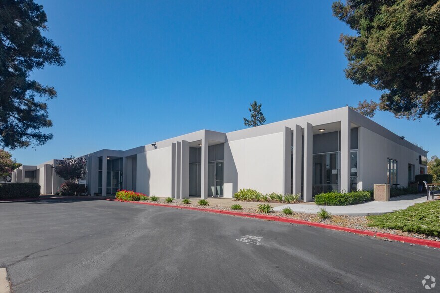 More Photos Of 2910-2960 Scott Blvd, Santa Clara Light Distribution For Lease