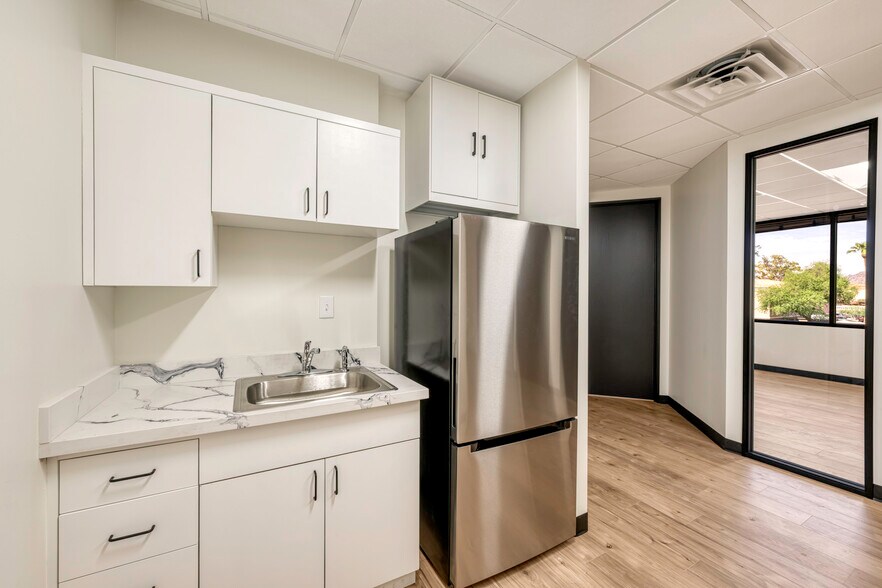 More Photos Of 8283 N Hayden Rd, Scottsdale Office For Lease