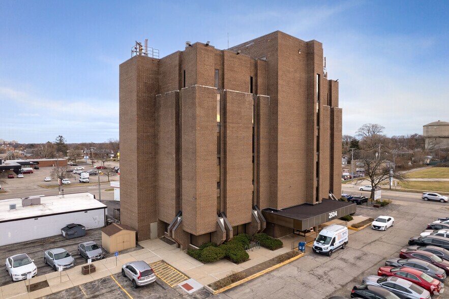 More Photos Of 2504 Washington St, Waukegan Office For Sale