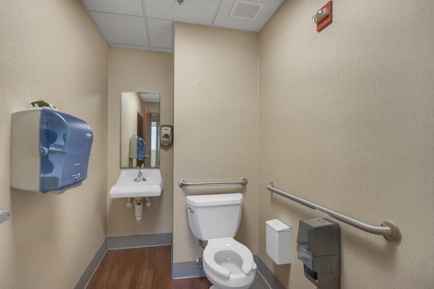 More Photos Of 21 Laurel Ave, Cornwall Medical For Lease