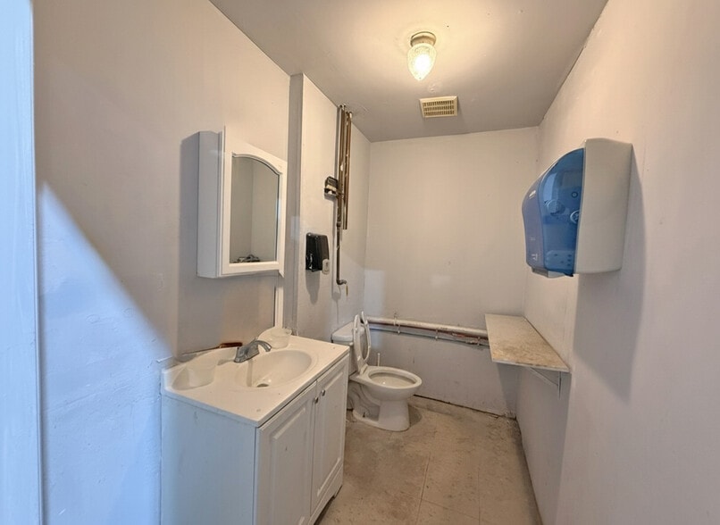 More Photos Of 75 E Jefryn Blvd, Deer Park Warehouse For Sale