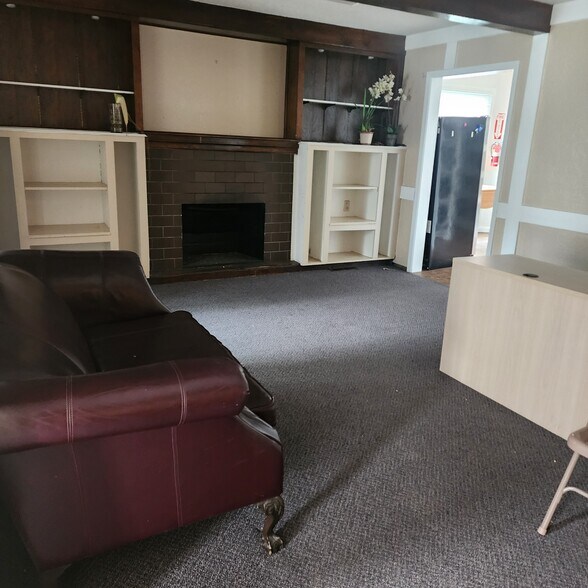 More Photos Of 401 N Spring St, Independence Apartments For Sale