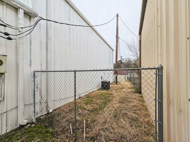 More Photos Of 5424 W Oak St, Palestine Showroom For Lease