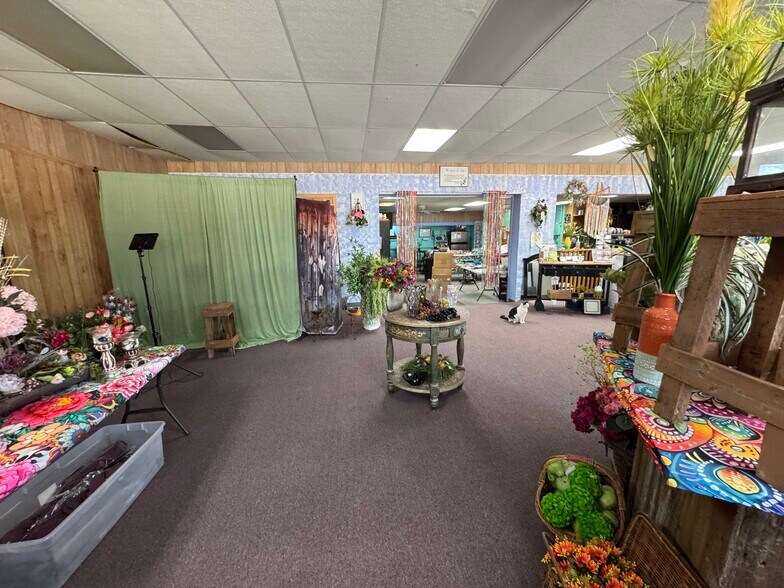 More Photos Of 706 N Perry St, Palestine General Retail For Sale