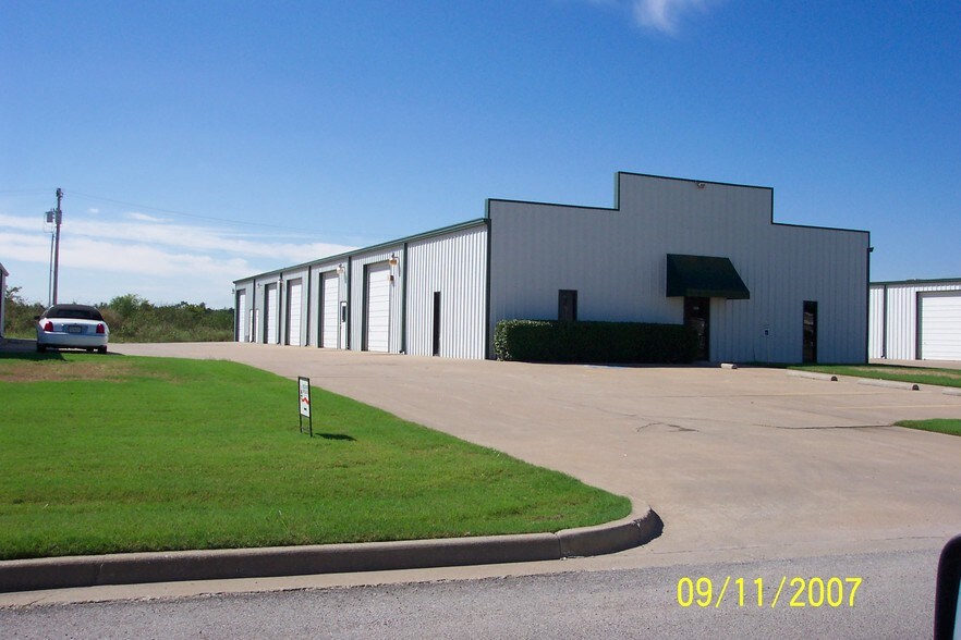 More Photos Of 202 E 5th Ave, Owasso Warehouse For Lease