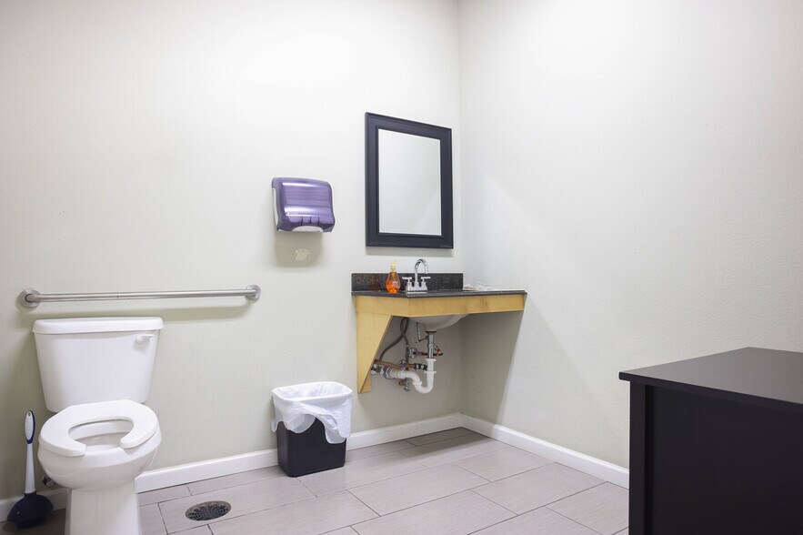 More Photos Of 8860 Oakland Rd, San Antonio Office For Sale