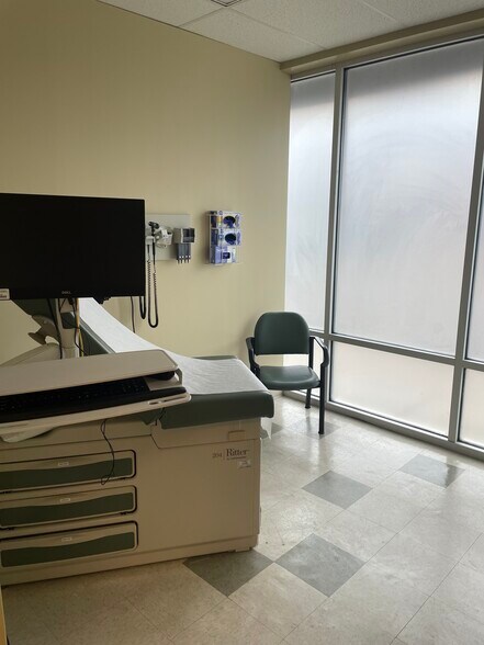 More Photos Of 10050 Roosevelt Blvd, Philadelphia Storefront For Lease