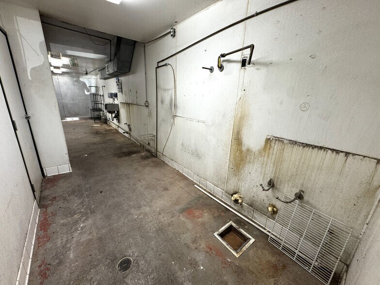 More Photos Of 223-231 E 9th St, Los Angeles Storefront For Lease