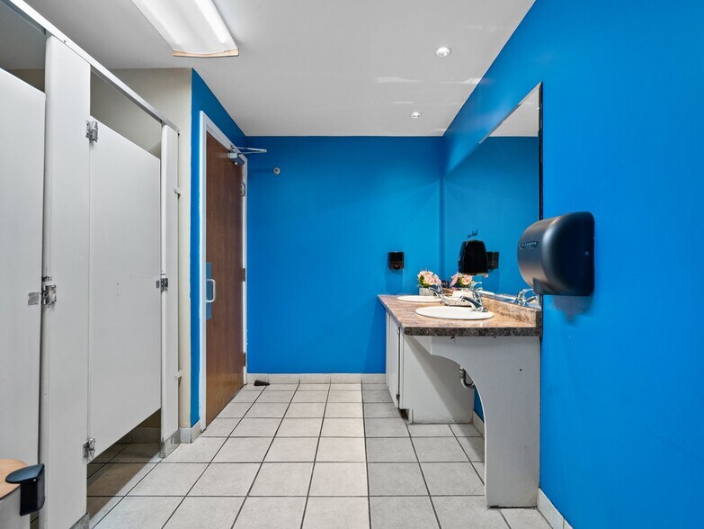 More Photos Of 3211 N Garfield, Traverse City Freestanding For Sale