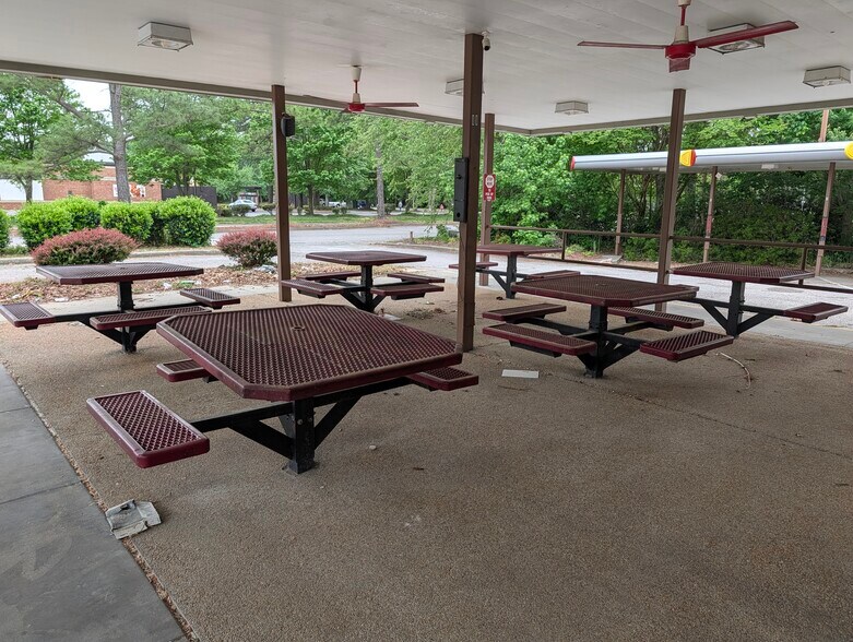 More Photos Of 200 Floyd Thompson Blvd, Hampton Fast Food For Lease
