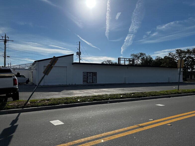 More Photos Of 6631-6633 Gateway Ave, Sarasota Self Storage For Lease