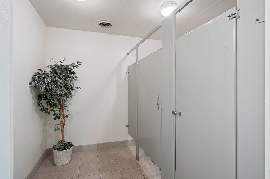 More Photos Of 2000 Columbia Ave, Franklin Freestanding For Sale