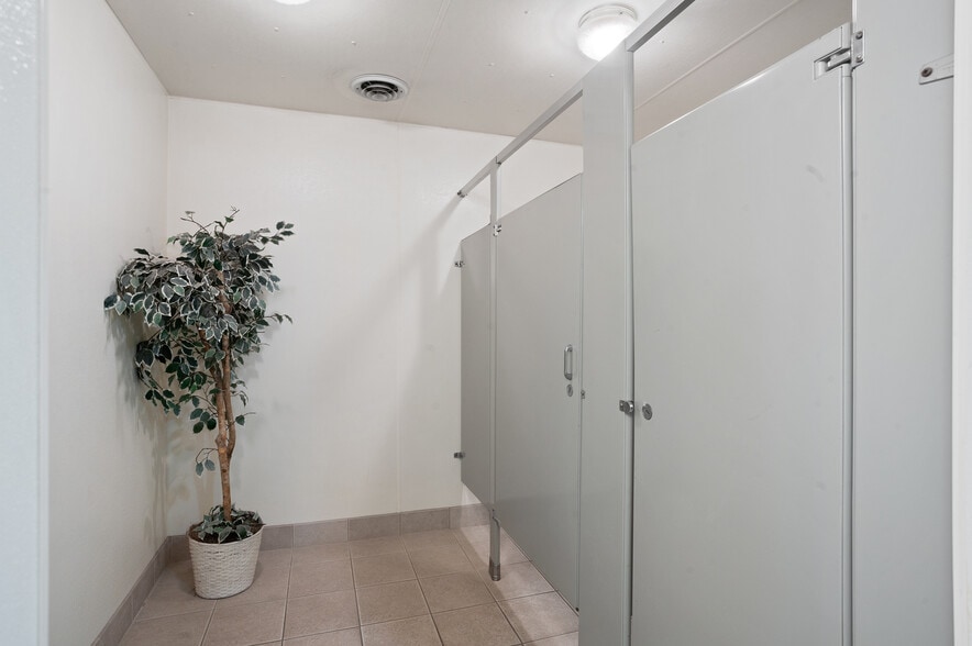 More Photos Of 2000 Columbia Ave, Franklin Freestanding For Lease