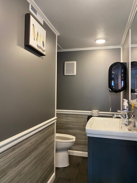 More Photos Of 3158 24th Ave N, Saint Petersburg Showroom For Sale