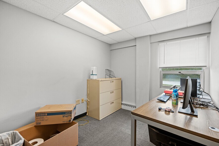 More Photos Of 815-925 E Albert Dr, Manitowoc Warehouse For Lease