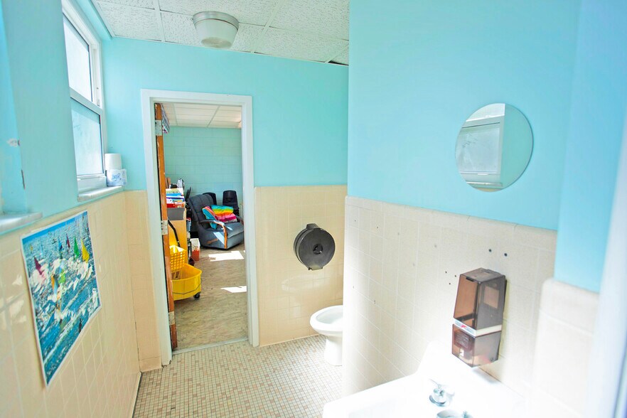 More Photos Of 2045 Drew St, Clearwater Schools For Lease