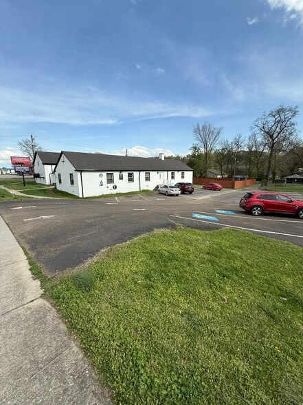More Photos Of 3600-3606 Western Ave, Knoxville Freestanding For Sale