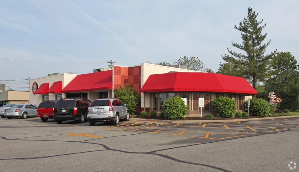 Primary Photo Of 7706 Beechmont Ave, Cincinnati Restaurant For Lease