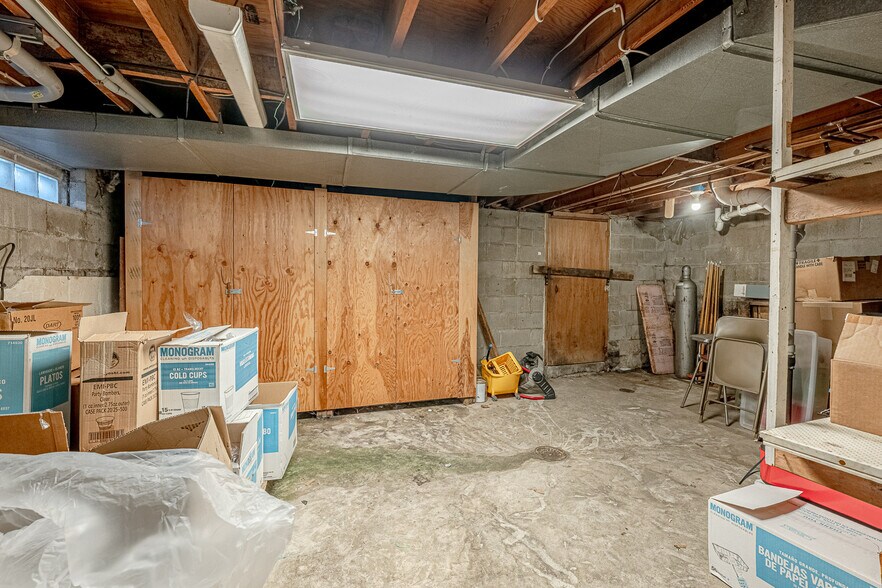 More Photos Of 127 W Main St, Belleville Restaurant For Sale