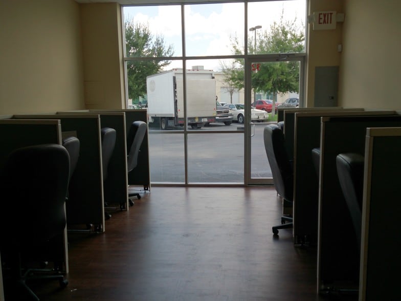 More Photos Of 7901 Kingspointe Pky, Orlando Showroom For Sale