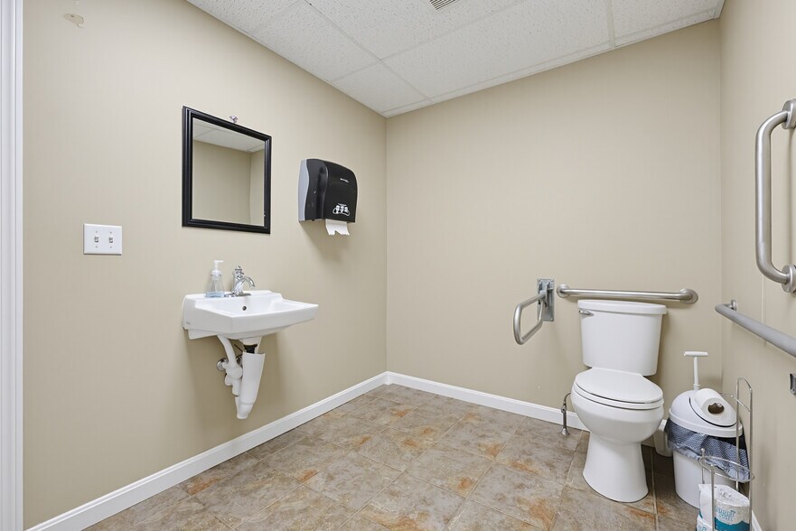 More Photos Of 24-26 Montauk Ave, New London Storefront Retail Residential For Sale