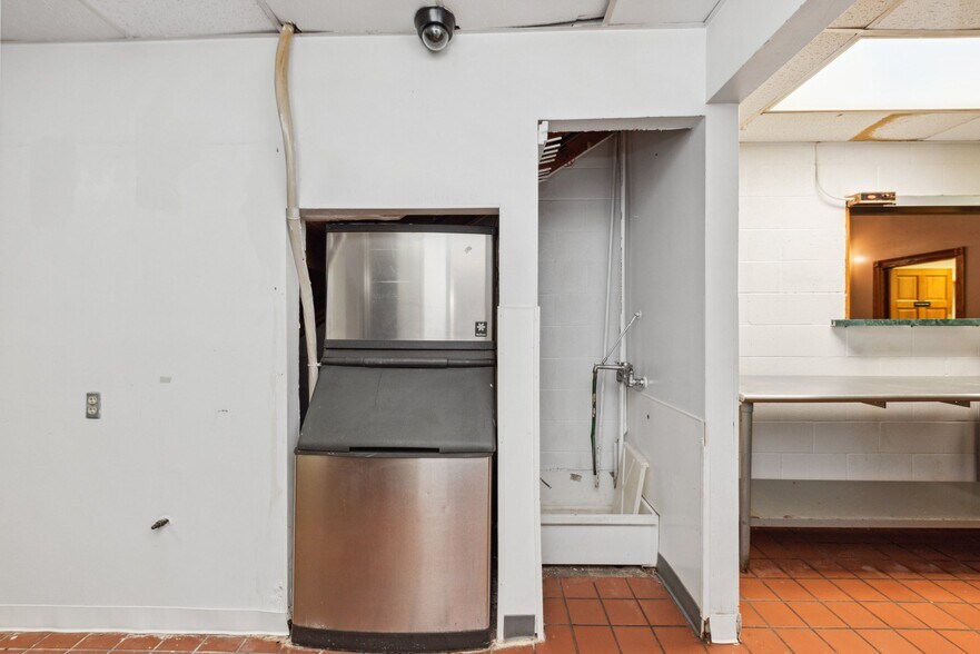 More Photos Of 470 Tucker Dr, Maysville Storefront Retail Office For Sale