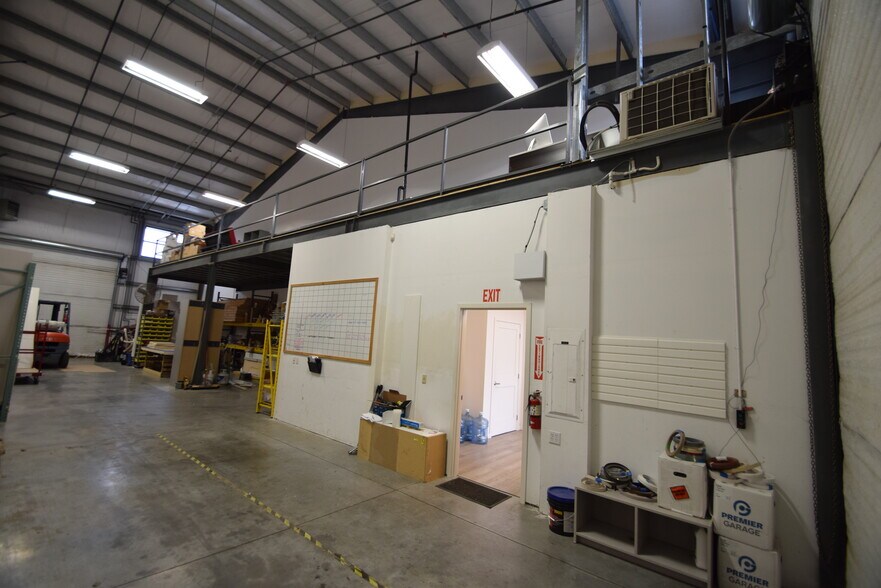 More Photos Of 2121 SW Deerhound Ave, Redmond Manufacturing For Lease
