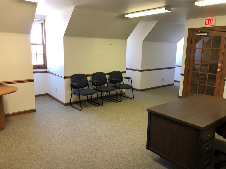 More Photos Of 11019 N Towne Square Rd, Mequon Office For Lease