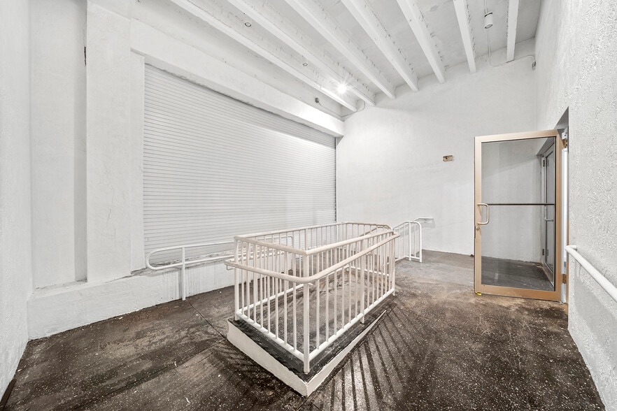 More Photos Of 2585 NW 21st Ter, Miami Warehouse For Lease