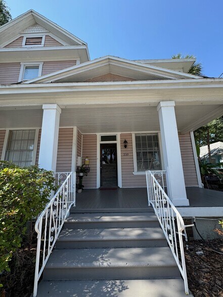 More Photos Of 210 Platt St W, Tampa Coworking Space