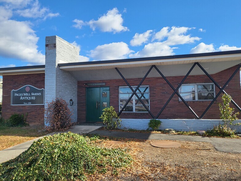 More Photos Of 212 S Broad St, Gastonia General Retail For Sale