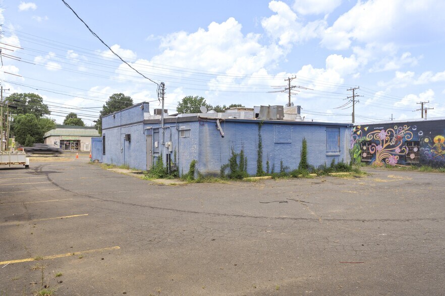 More Photos Of 2400 N Tryon St, Charlotte Bar For Sale