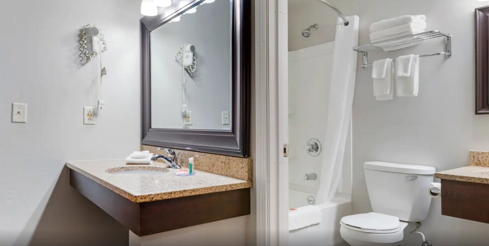 More Photos Of 2050 S US 41, Marquette Hotel For Sale