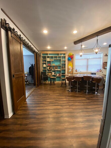 More Photos Of 72-76 N Broadway St, Des Plaines Light Distribution For Sale