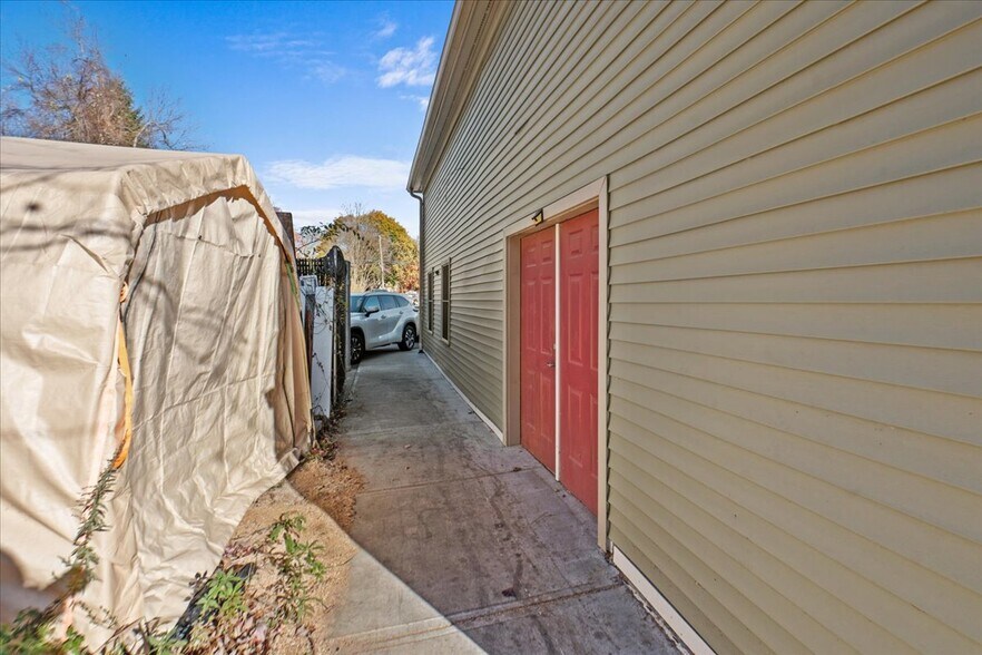 More Photos Of 13 N Main St, East Hampton Showroom For Lease