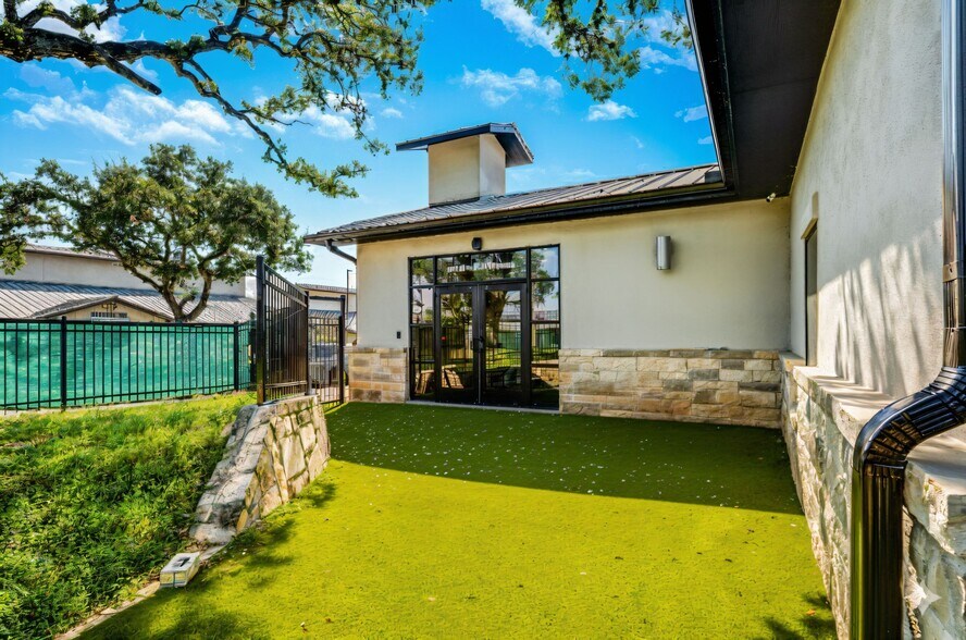 More Photos Of 27511 Interstate 10, Boerne Office For Sale