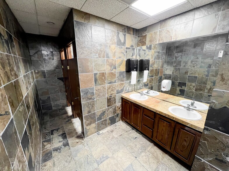 More Photos Of 2408 N Big Spring St, Midland Office For Sale