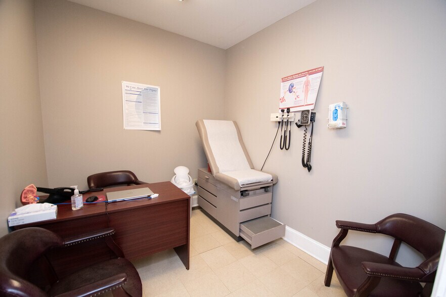 More Photos Of 385 Hawthorne Ln, Athens Medical For Lease