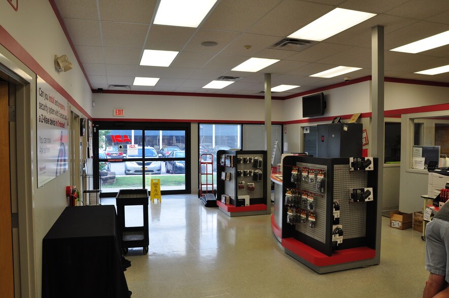More Photos Of 3 Townline Cir, Rochester Showroom For Lease