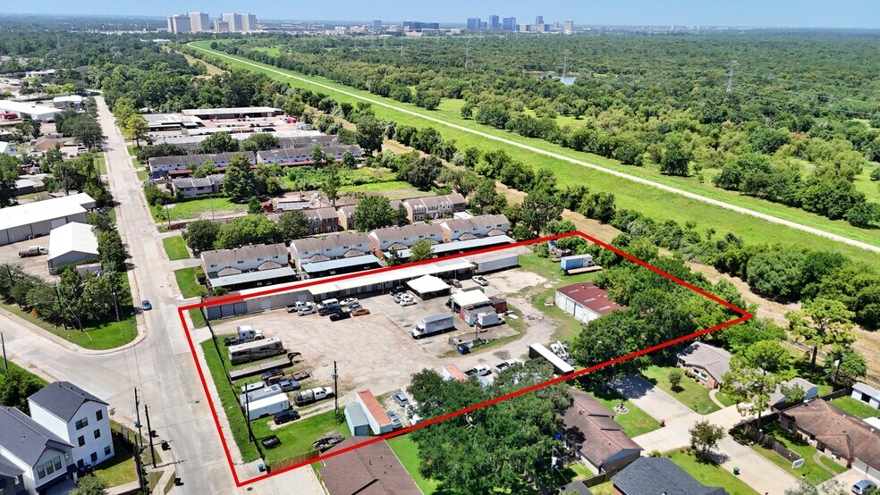 More Photos Of 1915 Sherwood Forest St, Houston Warehouse For Sale