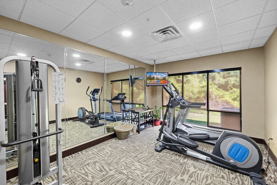 More Photos Of 215 Commerce Blvd, Midway Hotel For Sale