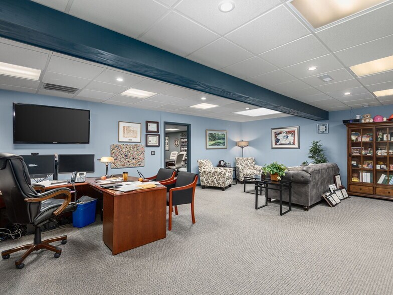 More Photos Of 337 N Main St, Hendersonville Office For Sale