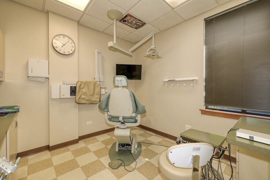 More Photos Of 1048-1054 Norwood Ln, Bartlett Office For Sale