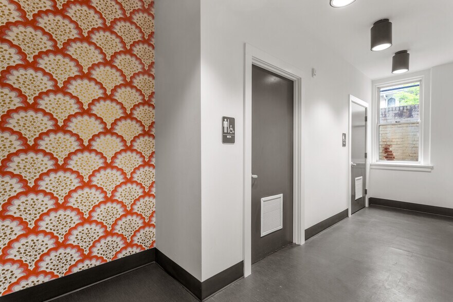 More Photos Of 312 Sycamore St, Decatur Office For Sale