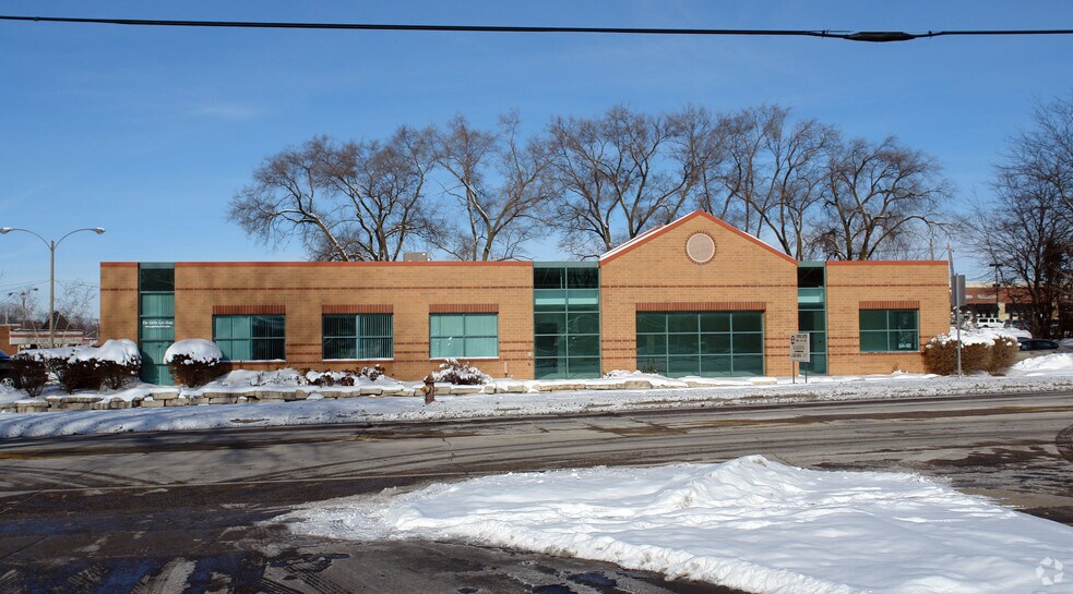 More Photos Of 661-671 E Calhoun St, Woodstock Office For Sale