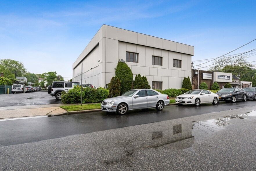 More Photos Of 2201-2211 Merrick Rd, Merrick Office Residential For Lease