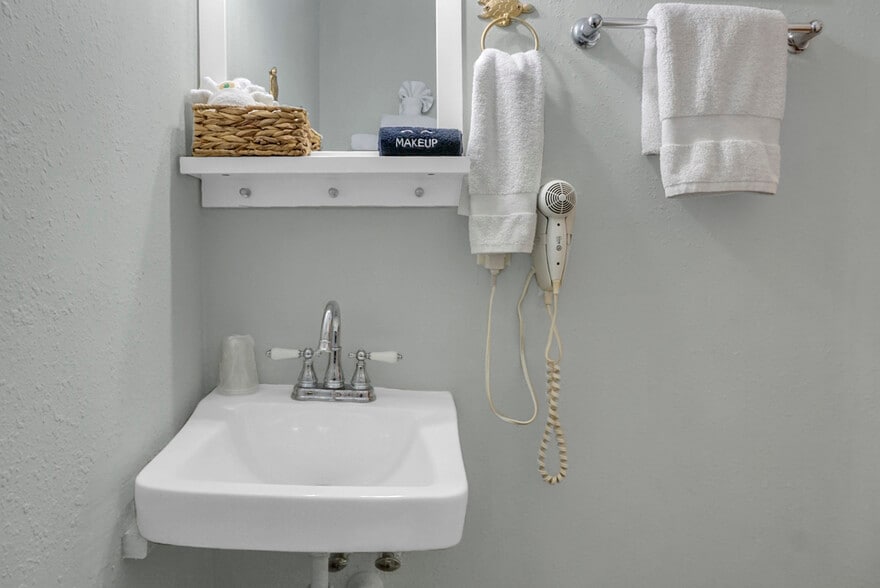 More Photos Of 205 Harper Ave, Carolina Beach Hotel For Sale