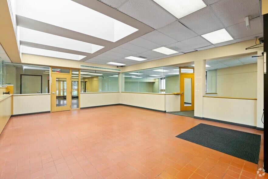 More Photos Of 9412 Livingston Rd, Fort Washington Bank For Lease