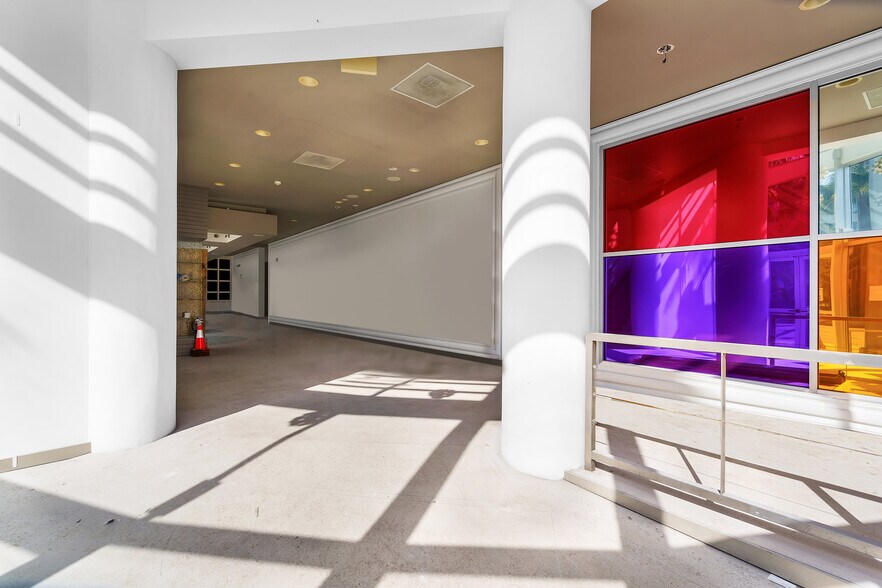 More Photos Of 1011 5th St, Miami Beach Storefront For Lease