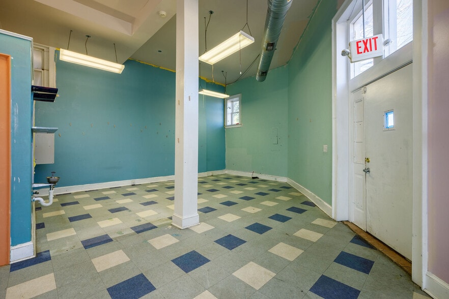 More Photos Of 300 W Clay St, Richmond Storefront Retail Residential For Lease